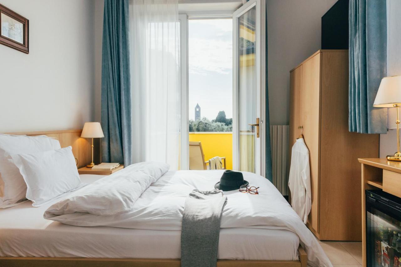 Hotel Orione - Lake Front Hotel Brenzone sul Garda Rum bild